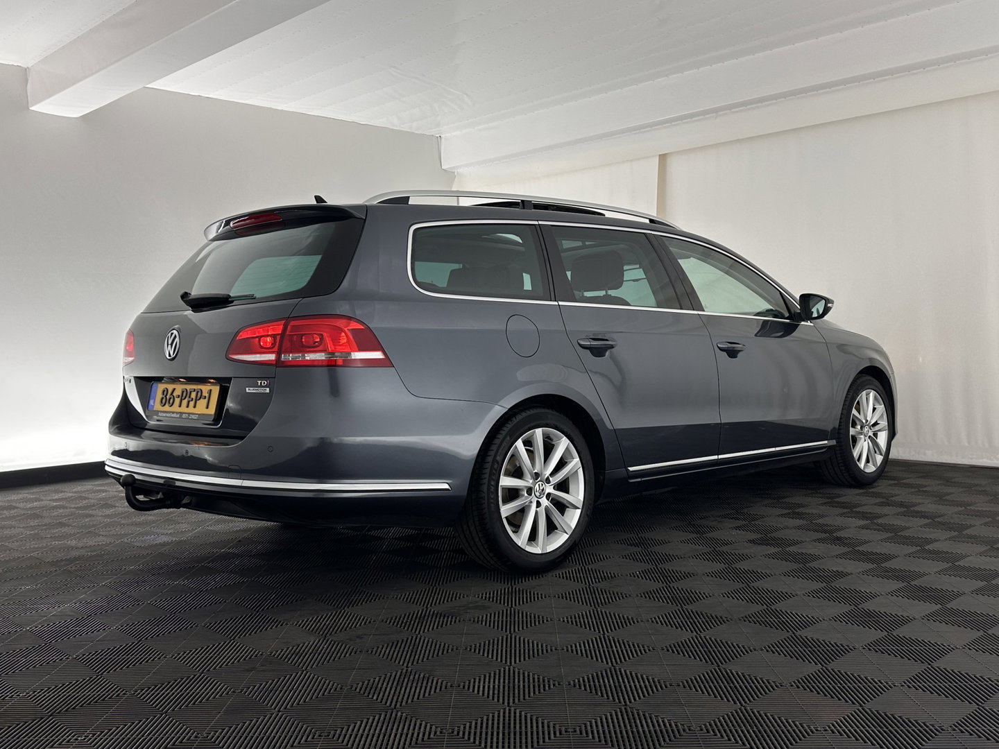 Volkswagen Passat Variant 1.6 TDI Highline BlueMotion ⚠️MOTOR-DEFECT⚠️ *PANO | LEATHER-MICROFIBRE | HEATED-COMFORTSEATS | NAVI-FULLMAP | PRIVACY-GLASS | ECC | PDC | CRUISE | 17''ALU | TOWBAR*