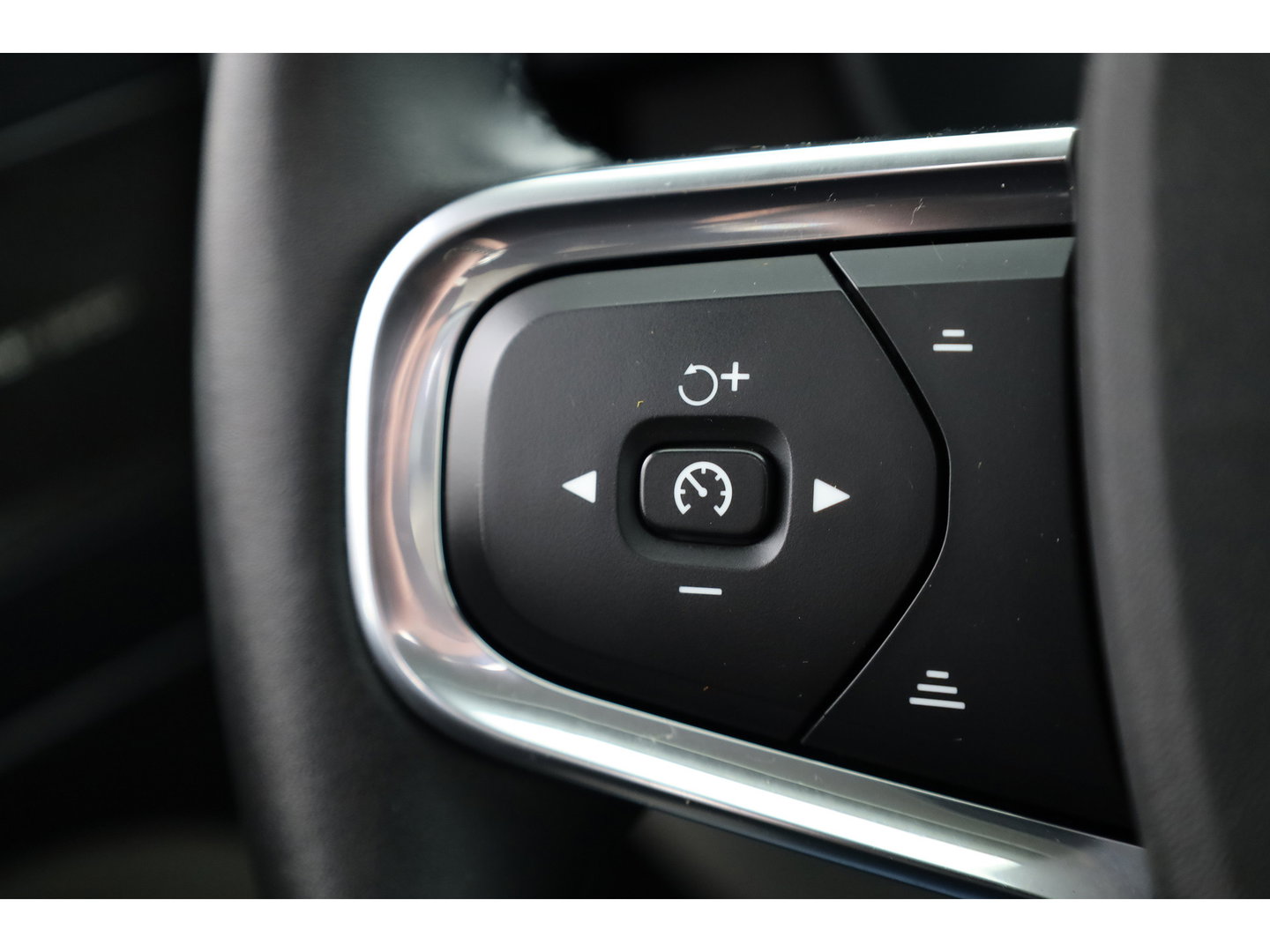 Volvo XC40 1.5 T4 Plug-in hybrid Ultimate Dark | Pano | H&K Audio | Memory | achteruitrijcamera | 20 " |