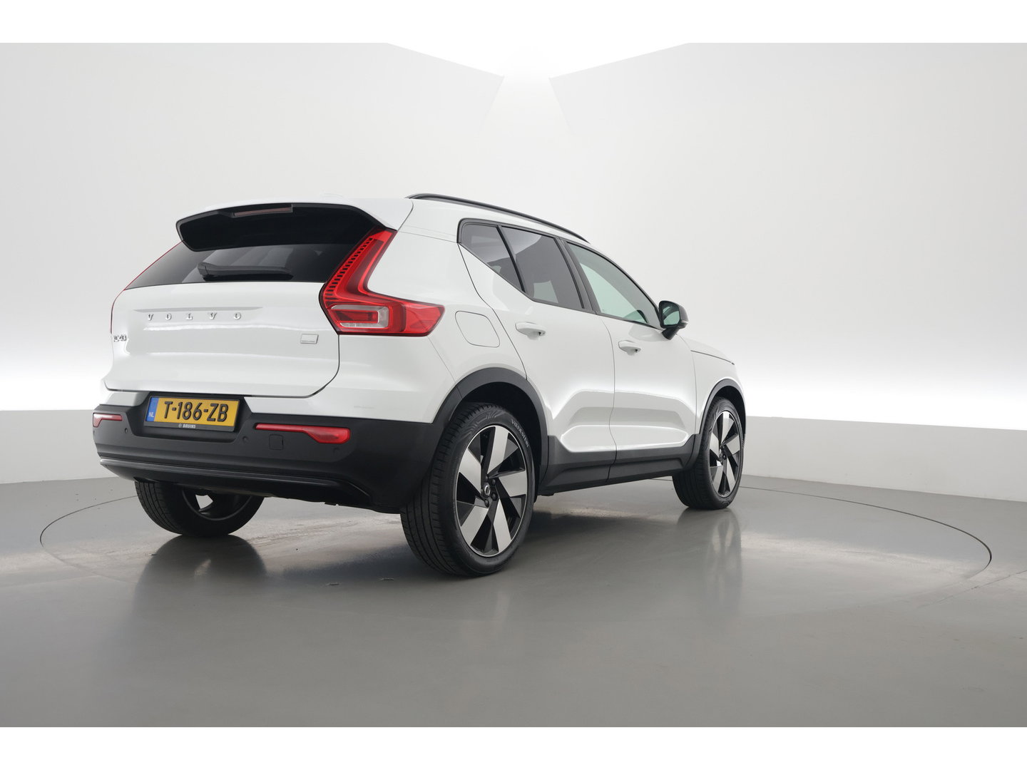 Volvo XC40 1.5 T4 Plug-in hybrid Ultimate Dark | Pano | H&K Audio | Memory | achteruitrijcamera | 20 " |