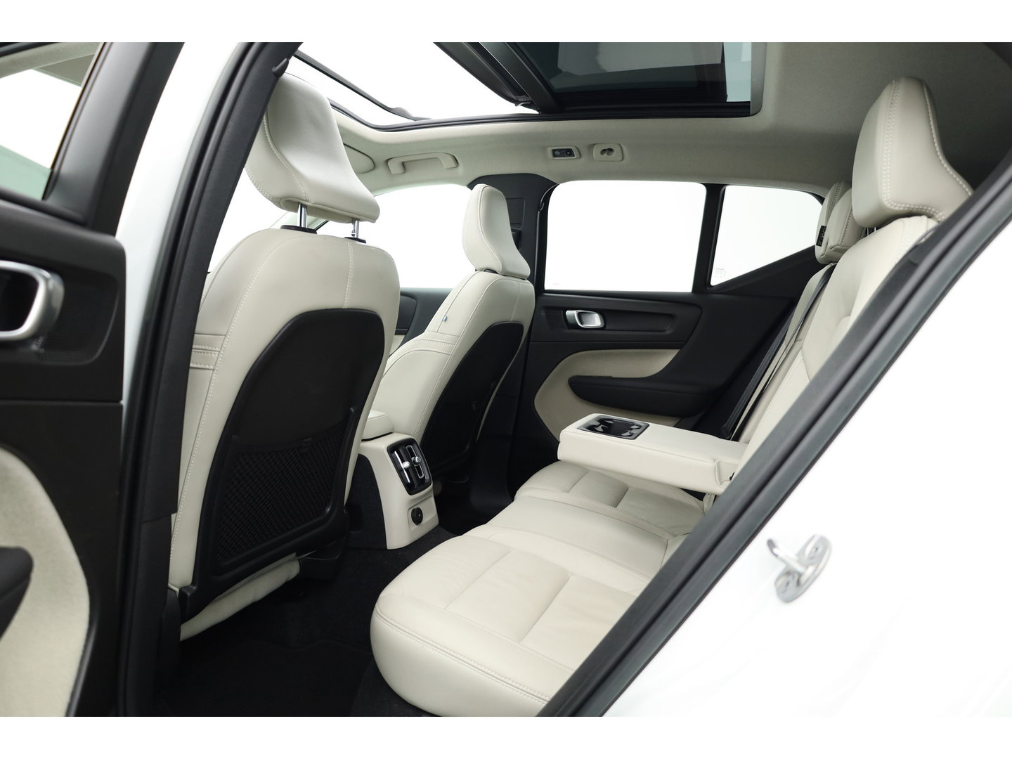 Volvo XC40 1.5 T4 Plug-in hybrid Ultimate Dark | Pano | H&K Audio | Memory | achteruitrijcamera | 20 " |