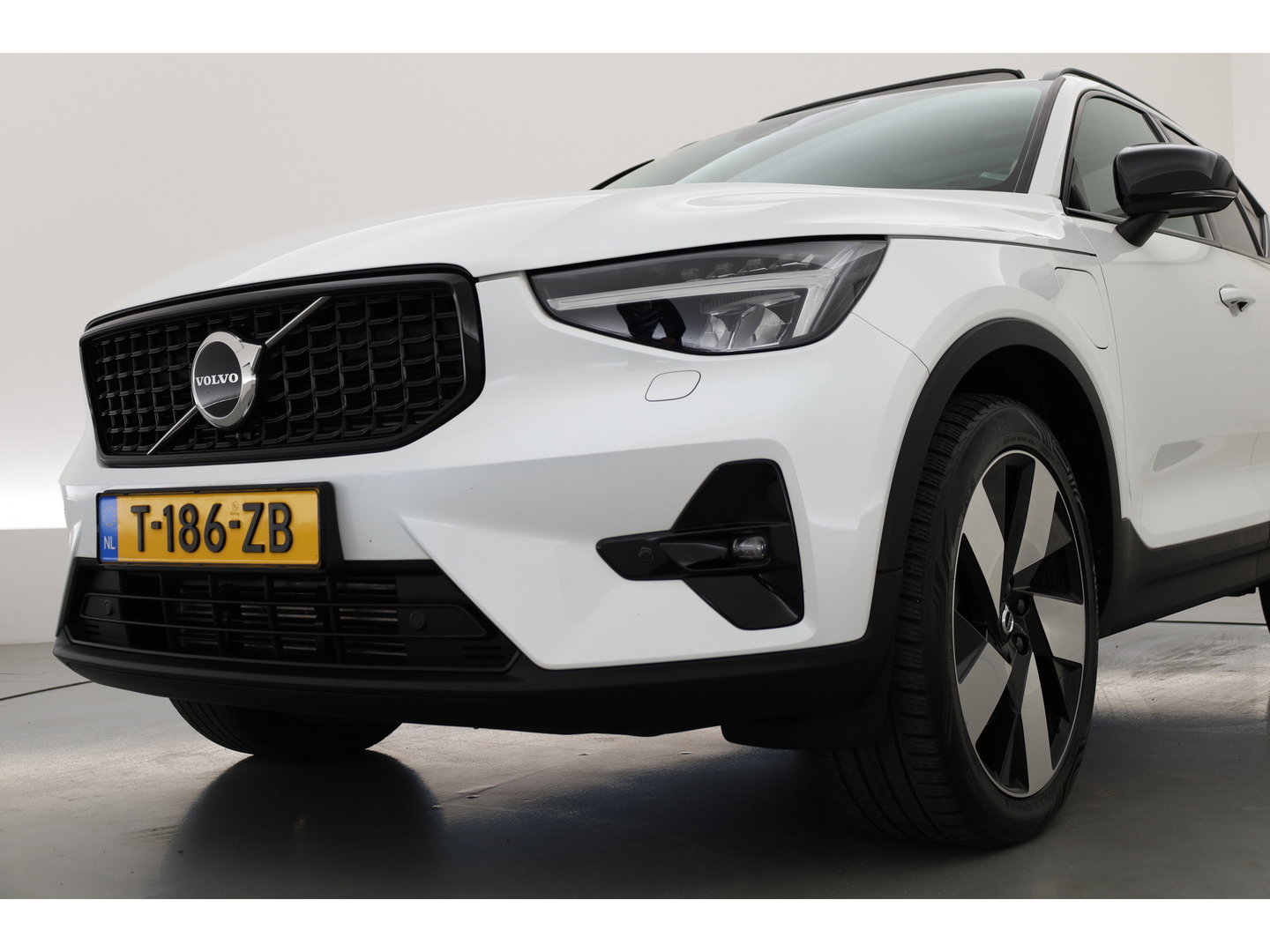 Volvo XC40 1.5 T4 Plug-in hybrid Ultimate Dark | Pano | H&K Audio | Memory | achteruitrijcamera | 20 " |