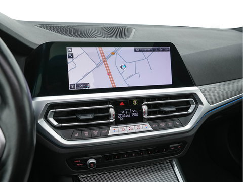 BMW 3 Serie Touring 330e eDrive M-Sportpack Edition (Plug-In) (INCL-BTW) *PANO | LEATHER | HEAD-UP | ADAPTIVE-CRUISE | FULL-LED | KEYLESS | DIGI-COCKPIT | HEATED-SPORTSEATS | CAMERA | HIFI-SOUND | PRIVACYGLASS | DAB+ | SHIFTPADDLES | NAVI-FULLMAP | 19"A