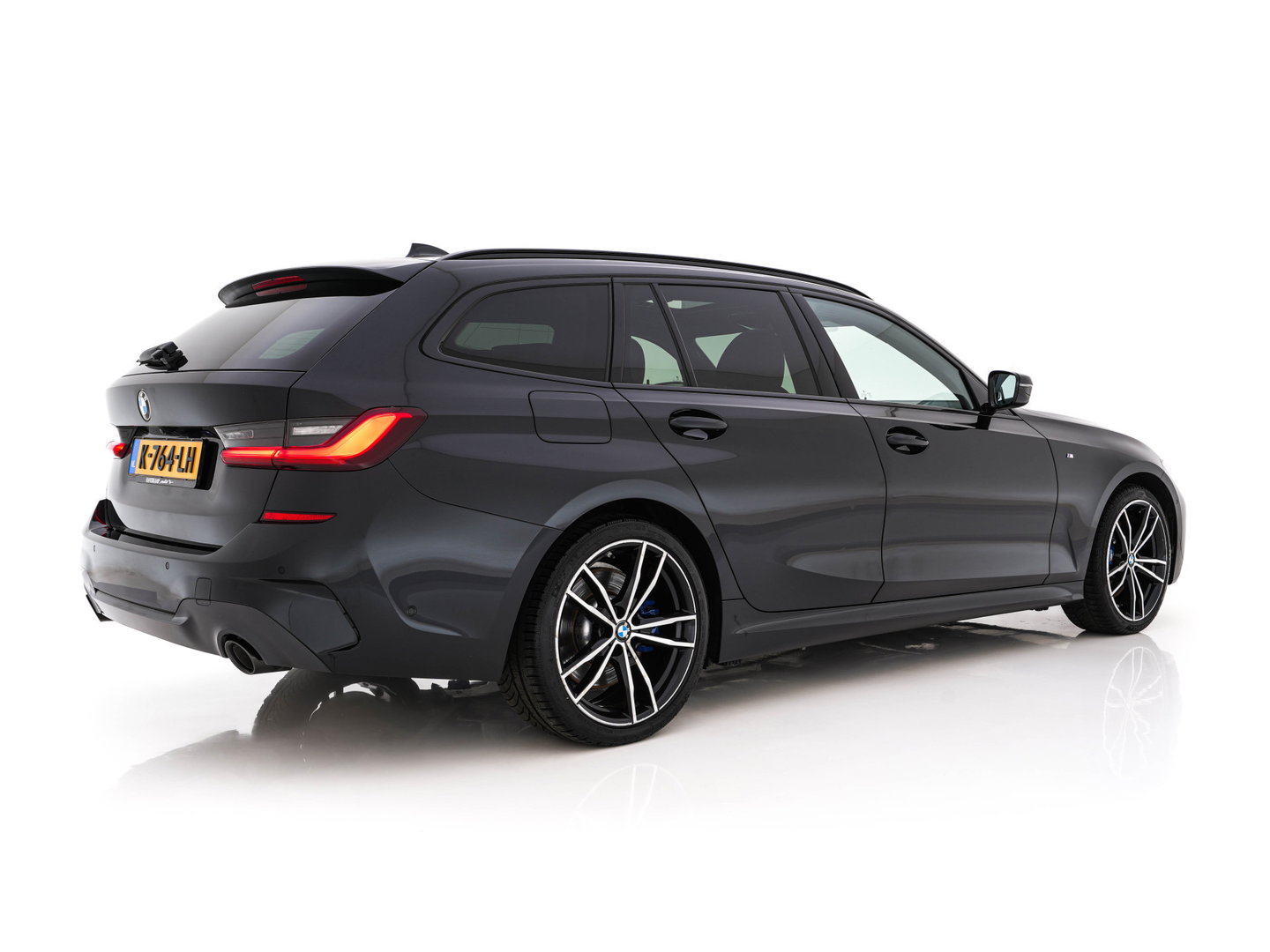 BMW 3 Serie Touring 330e eDrive M-Sportpack Edition (Plug-In) (INCL-BTW) *PANO | LEATHER | HEAD-UP | ADAPTIVE-CRUISE | FULL-LED | KEYLESS | DIGI-COCKPIT | HEATED-SPORTSEATS | CAMERA | HIFI-SOUND | PRIVACYGLASS | DAB+ | SHIFTPADDLES | NAVI-FULLMAP | 19"A