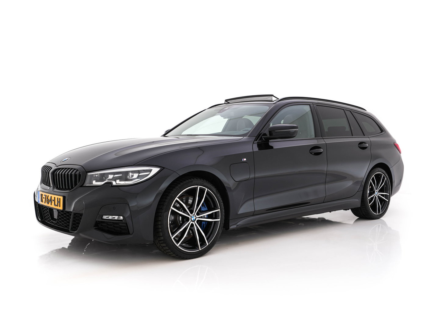 BMW 3 Serie Touring 330e eDrive M-Sportpack Edition (Plug-In) (INCL-BTW) *PANO | LEATHER | HEAD-UP | ADAPTIVE-CRUISE | FULL-LED | KEYLESS | DIGI-COCKPIT | HEATED-SPORTSEATS | CAMERA | HIFI-SOUND | PRIVACYGLASS | DAB+ | SHIFTPADDLES | NAVI-FULLMAP | 19"A