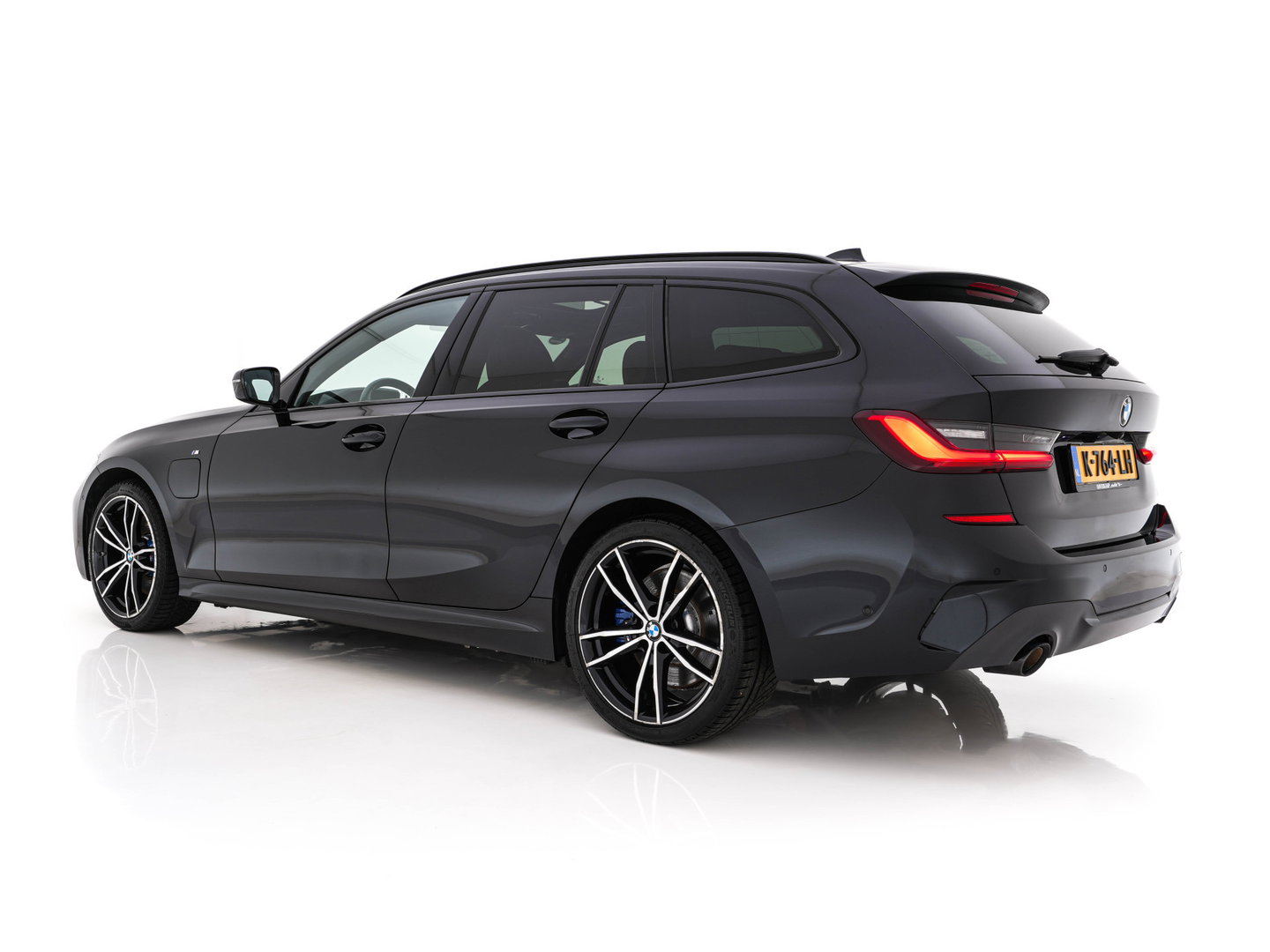 BMW 3 Serie Touring 330e eDrive M-Sportpack Edition (Plug-In) (INCL-BTW) *PANO | LEATHER | HEAD-UP | ADAPTIVE-CRUISE | FULL-LED | KEYLESS | DIGI-COCKPIT | HEATED-SPORTSEATS | CAMERA | HIFI-SOUND | PRIVACYGLASS | DAB+ | SHIFTPADDLES | NAVI-FULLMAP | 19"A