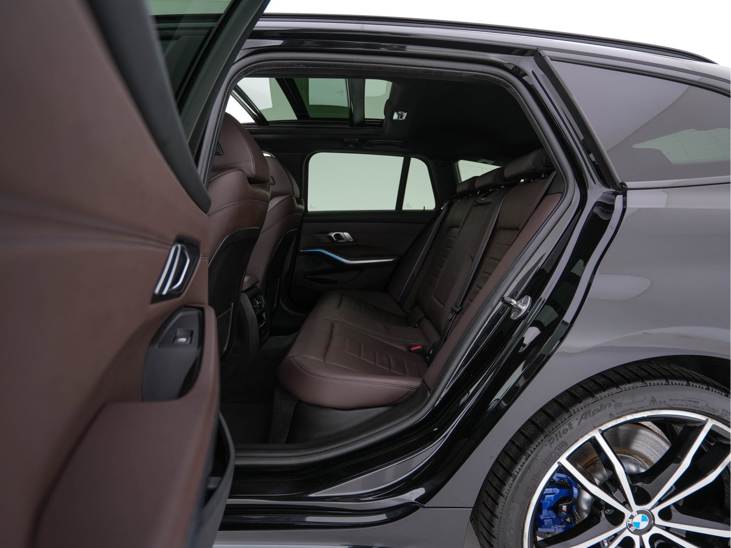 BMW 3 Serie Touring 330e eDrive M-Sportpack Edition (Plug-In) (INCL-BTW) *PANO | LEATHER | HEAD-UP | ADAPTIVE-CRUISE | FULL-LED | KEYLESS | DIGI-COCKPIT | HEATED-SPORTSEATS | CAMERA | HIFI-SOUND | PRIVACYGLASS | DAB+ | SHIFTPADDLES | NAVI-FULLMAP | 19"A