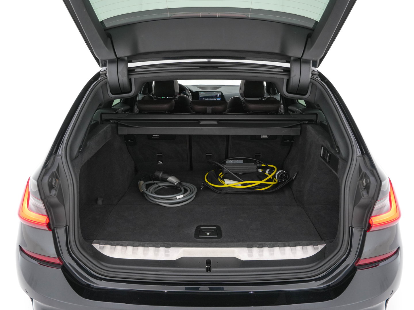 BMW 3 Serie Touring 330e eDrive M-Sportpack Edition (Plug-In) (INCL-BTW) *PANO | LEATHER | HEAD-UP | ADAPTIVE-CRUISE | FULL-LED | KEYLESS | DIGI-COCKPIT | HEATED-SPORTSEATS | CAMERA | HIFI-SOUND | PRIVACYGLASS | DAB+ | SHIFTPADDLES | NAVI-FULLMAP | 19"A