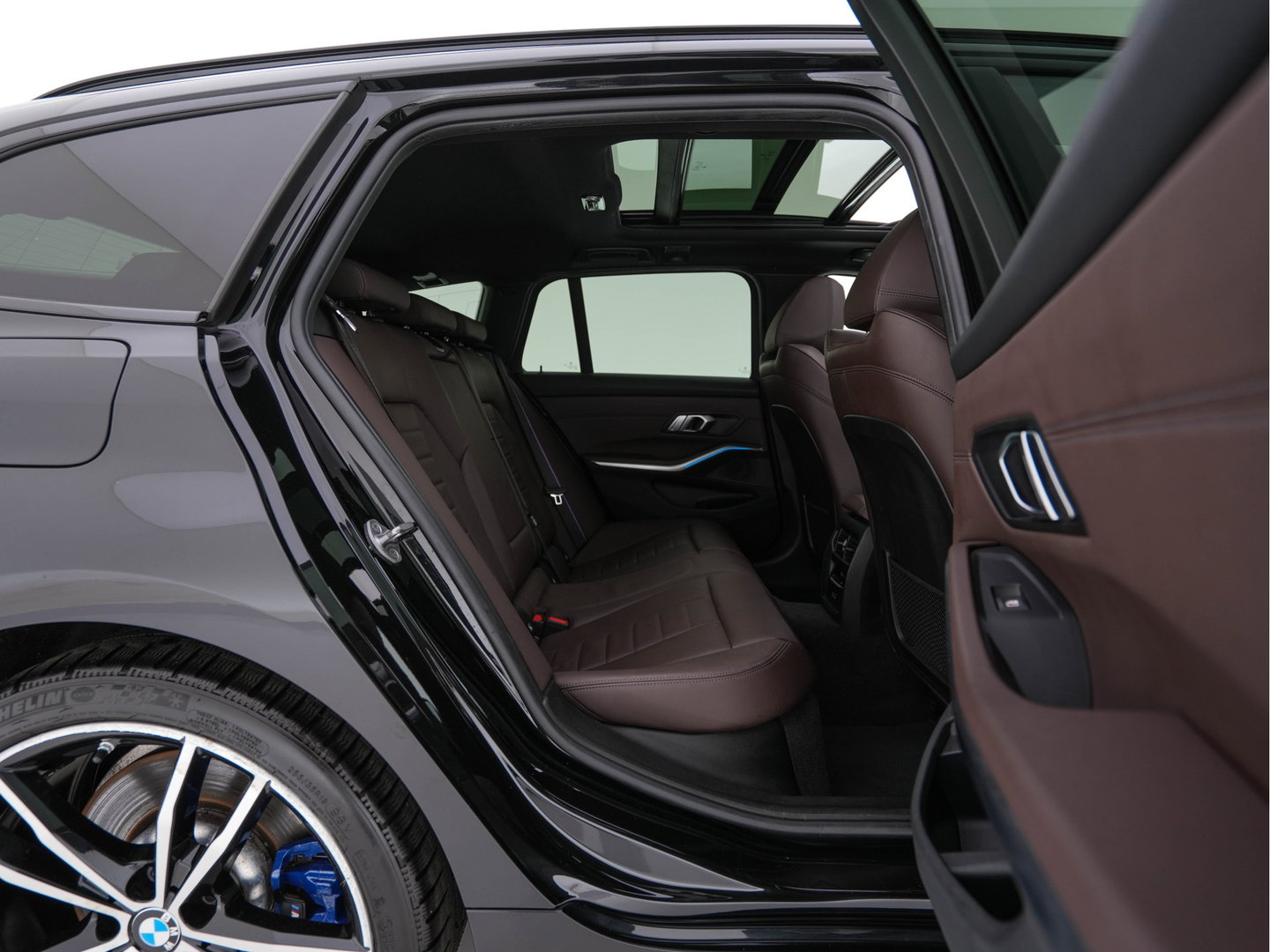 BMW 3 Serie Touring 330e eDrive M-Sportpack Edition (Plug-In) (INCL-BTW) *PANO | LEATHER | HEAD-UP | ADAPTIVE-CRUISE | FULL-LED | KEYLESS | DIGI-COCKPIT | HEATED-SPORTSEATS | CAMERA | HIFI-SOUND | PRIVACYGLASS | DAB+ | SHIFTPADDLES | NAVI-FULLMAP | 19"A