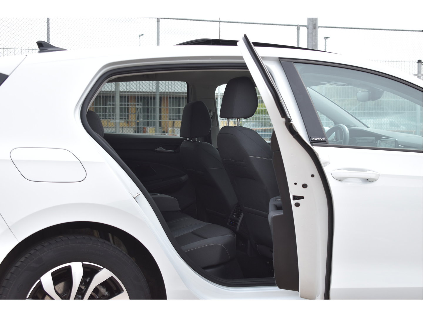 Volkswagen Golf 1.5 eTSI Active Business | Open dak | Carplay | Stoelverwarming | Digitale tellers | IQ-Light | LM-Velgen