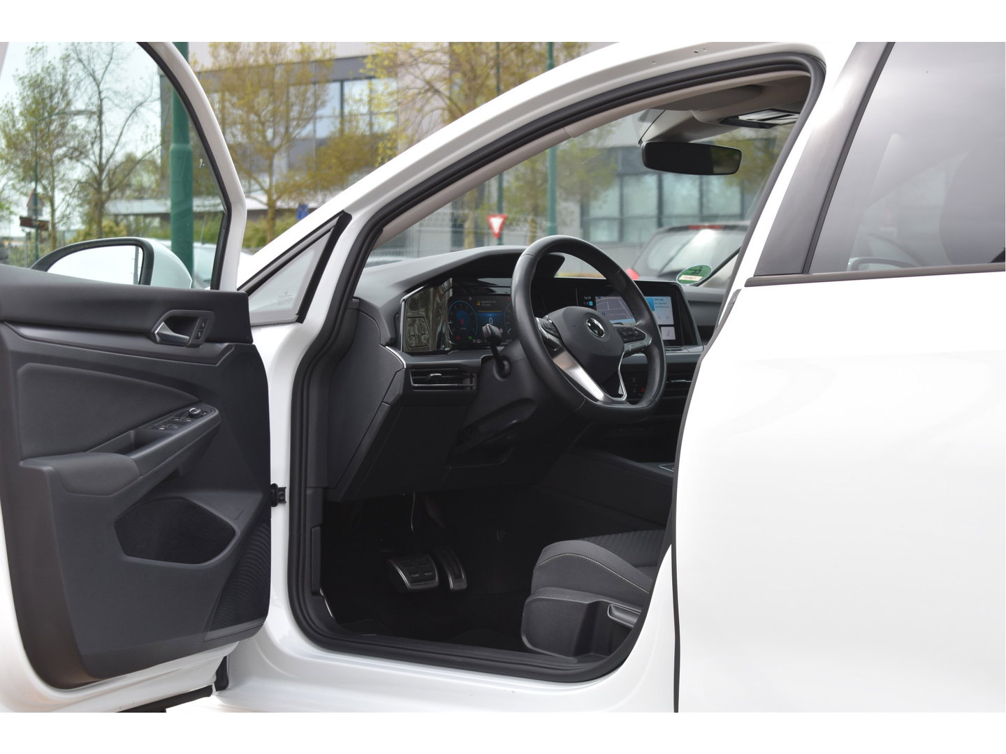 Volkswagen Golf 1.5 eTSI Active Business | Open dak | Carplay | Stoelverwarming | Digitale tellers | IQ-Light | LM-Velgen