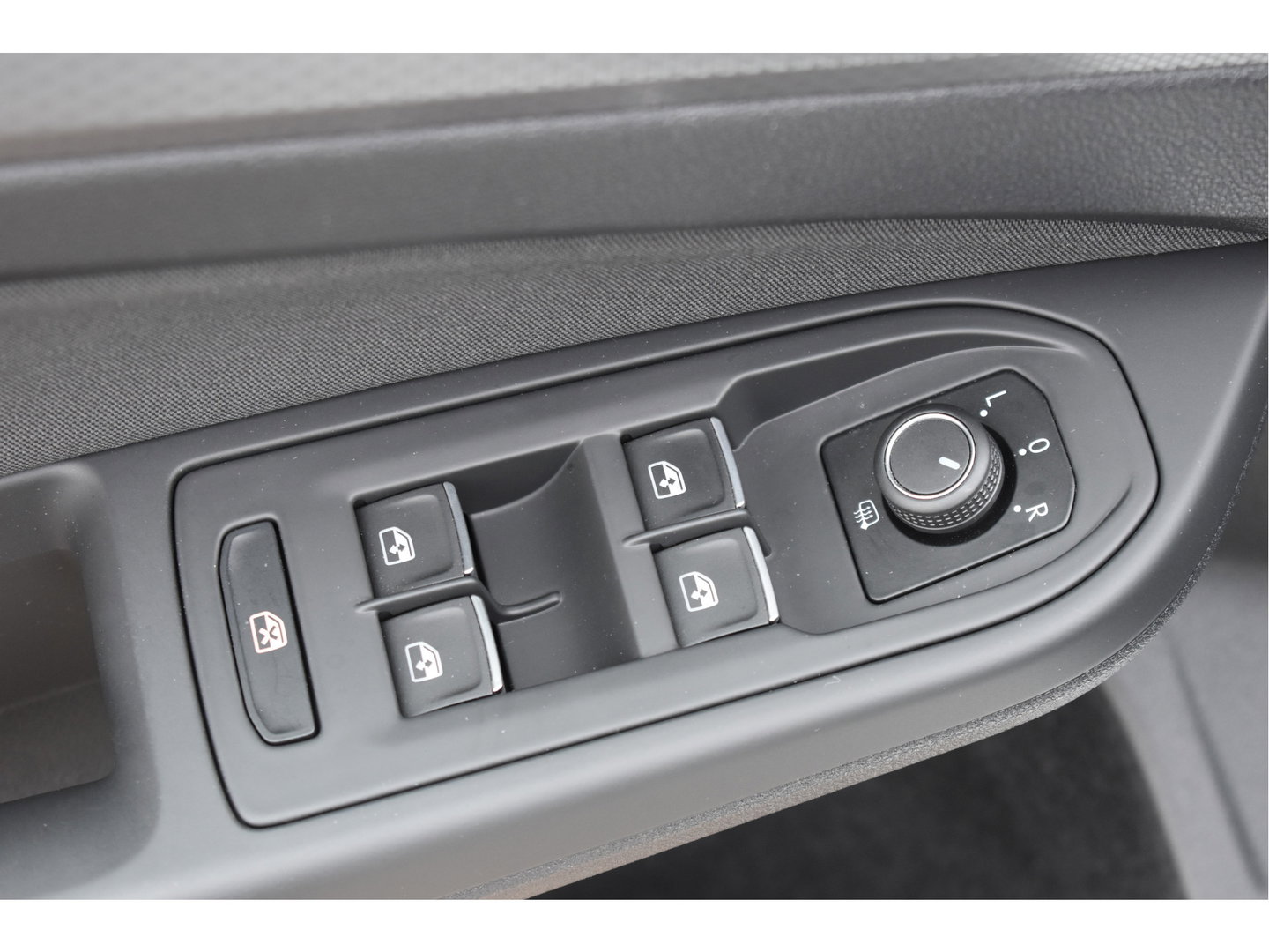 Volkswagen Golf 1.5 eTSI Active Business | Open dak | Carplay | Stoelverwarming | Digitale tellers | IQ-Light | LM-Velgen