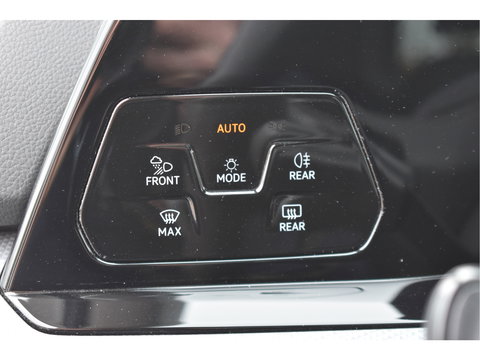 Volkswagen Golf 1.5 eTSI Active Business | Open dak | Carplay | Stoelverwarming | Digitale tellers | IQ-Light | LM-Velgen
