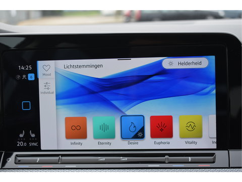 Volkswagen Golf 1.5 eTSI Active Business | Open dak | Carplay | Stoelverwarming | Digitale tellers | IQ-Light | LM-Velgen