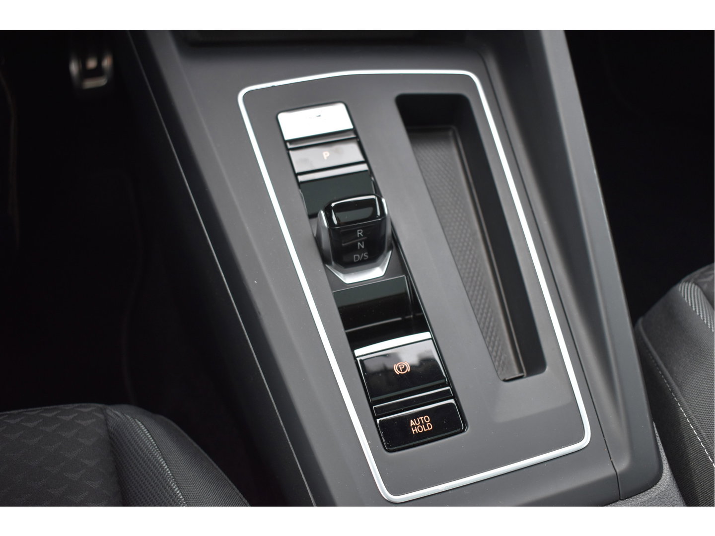 Volkswagen Golf 1.5 eTSI Active Business | Open dak | Carplay | Stoelverwarming | Digitale tellers | IQ-Light | LM-Velgen