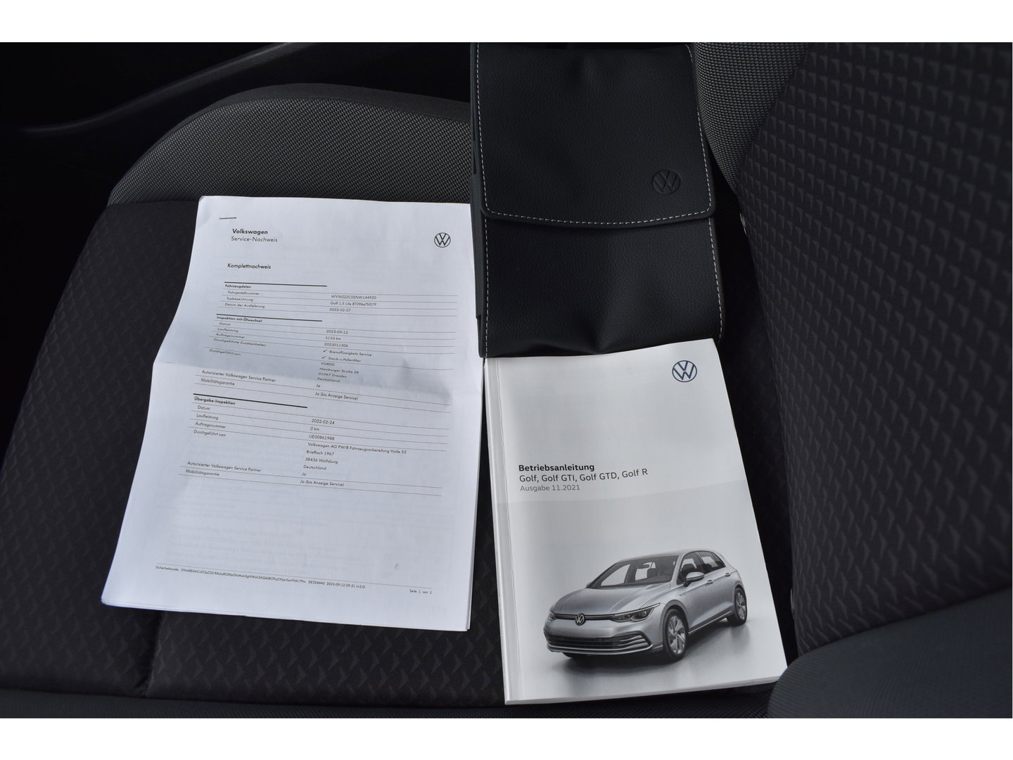 Volkswagen Golf 1.5 eTSI Active Business | Open dak | Carplay | Stoelverwarming | Digitale tellers | IQ-Light | LM-Velgen