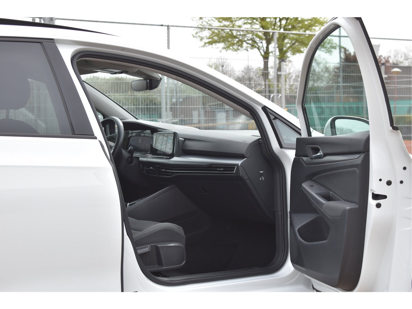 Volkswagen Golf 1.5 eTSI Active Business | Open dak | Carplay | Stoelverwarming | Digitale tellers | IQ-Light | LM-Velgen