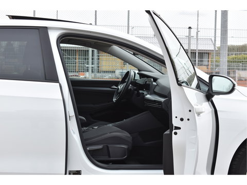 Volkswagen Golf 1.5 eTSI Active Business | Open dak | Carplay | Stoelverwarming | Digitale tellers | IQ-Light | LM-Velgen