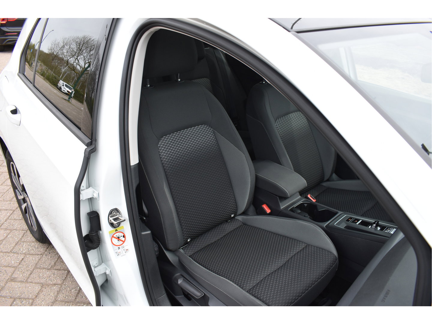 Volkswagen Golf 1.5 eTSI Active Business | Open dak | Carplay | Stoelverwarming | Digitale tellers | IQ-Light | LM-Velgen