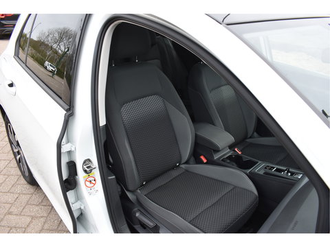 Volkswagen Golf 1.5 eTSI Active Business | Open dak | Carplay | Stoelverwarming | Digitale tellers | IQ-Light | LM-Velgen
