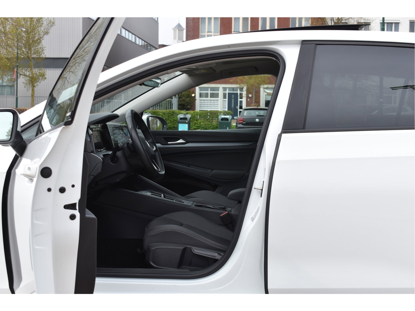 Volkswagen Golf 1.5 eTSI Active Business | Open dak | Carplay | Stoelverwarming | Digitale tellers | IQ-Light | LM-Velgen