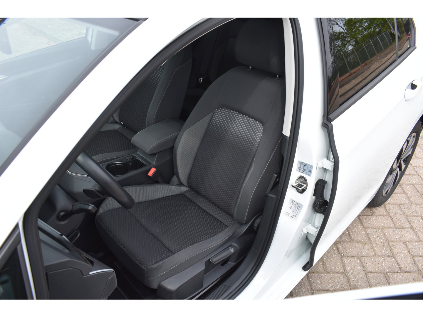 Volkswagen Golf 1.5 eTSI Active Business | Open dak | Carplay | Stoelverwarming | Digitale tellers | IQ-Light | LM-Velgen