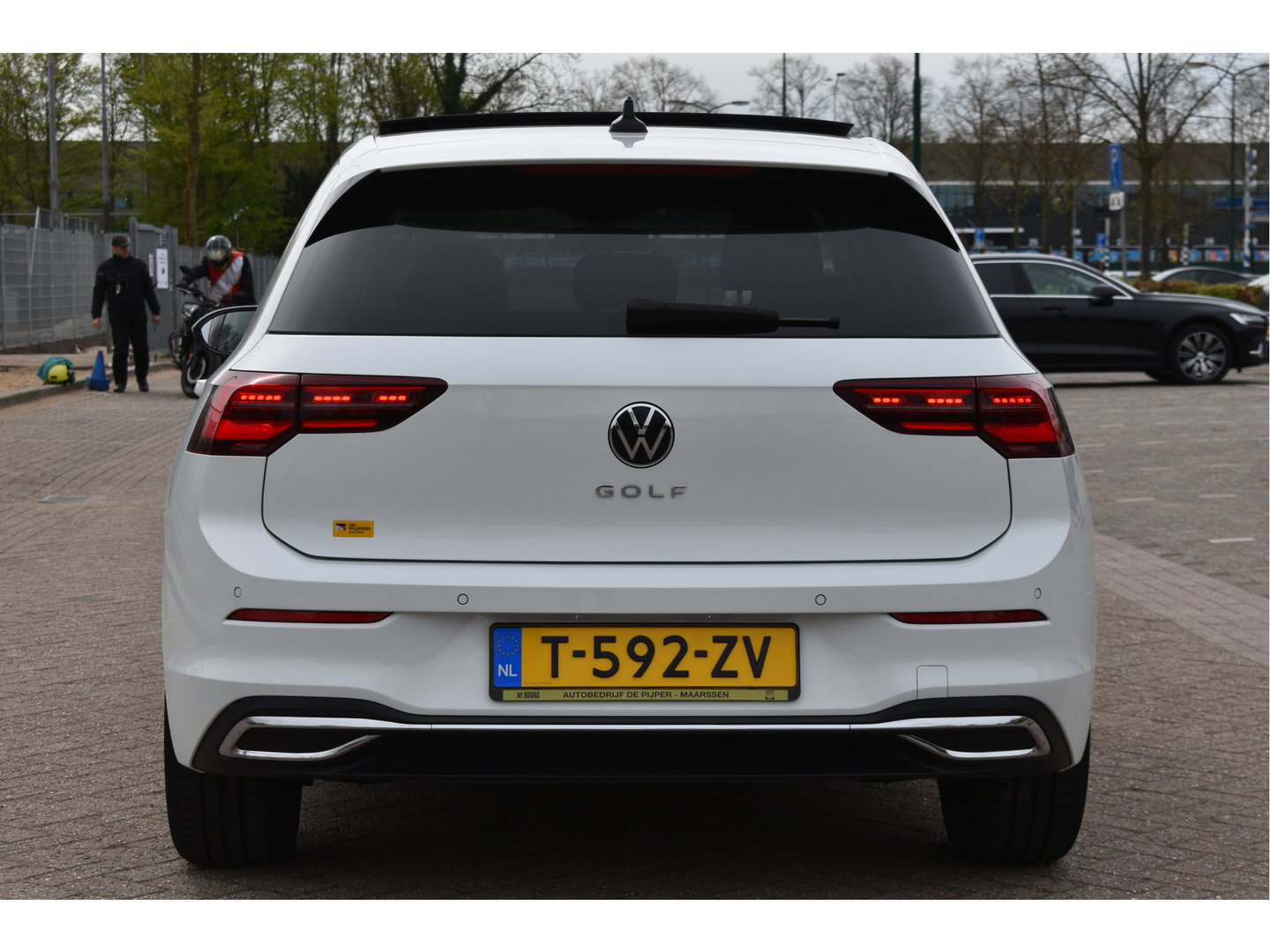 Volkswagen Golf 1.5 eTSI Active Business | Open dak | Carplay | Stoelverwarming | Digitale tellers | IQ-Light | LM-Velgen