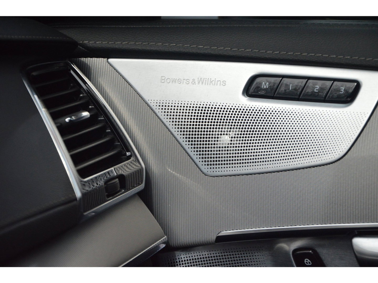 Volvo XC90 T8 Hybride AWD Plus Dark LONG RANGE | Luchtvering | Head-Up | Panoramadak | 360° Camera |Trekhaak |