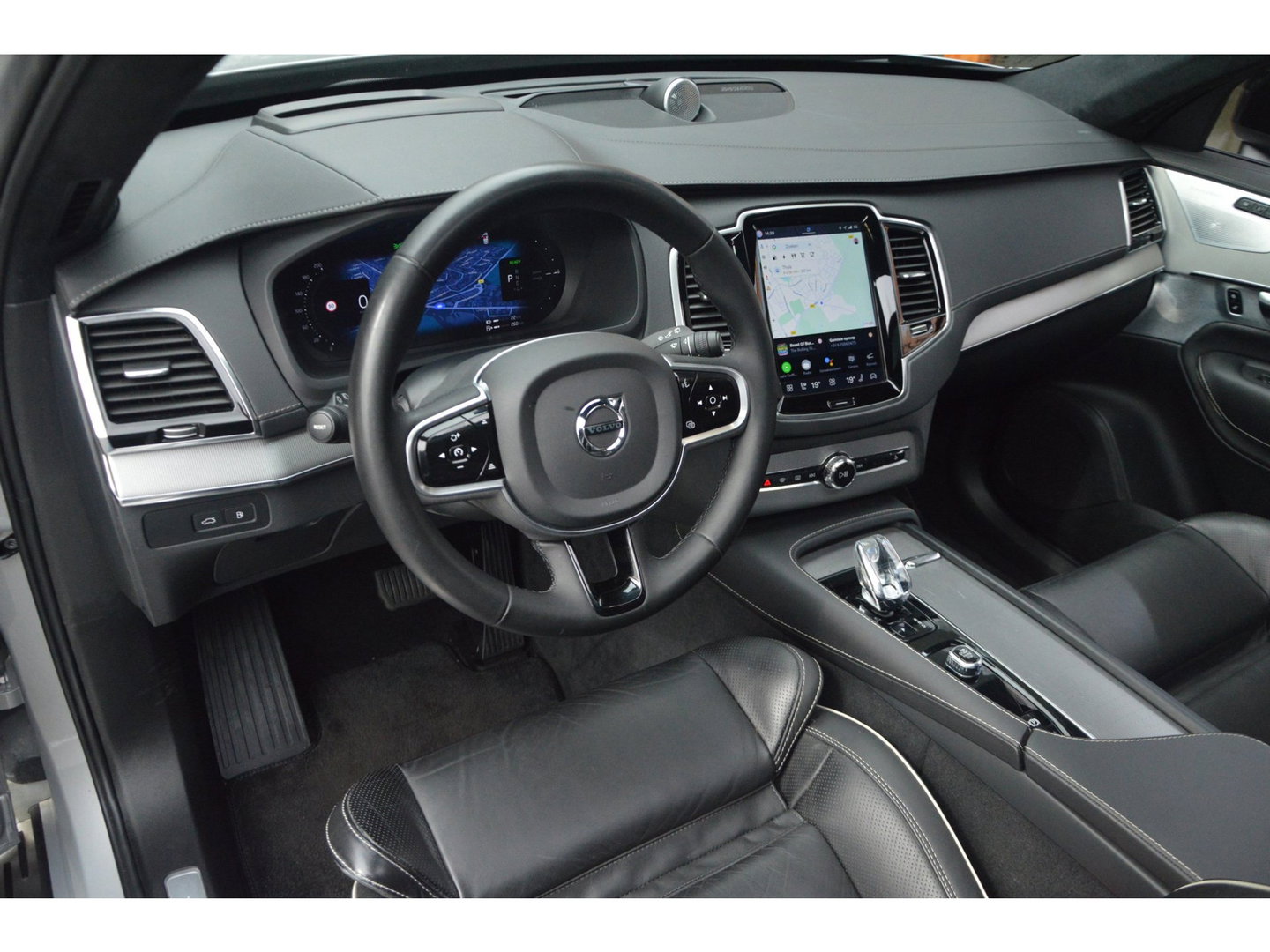 Volvo XC90 T8 Hybride AWD Plus Dark LONG RANGE | Luchtvering | Head-Up | Panoramadak | 360° Camera |Trekhaak |