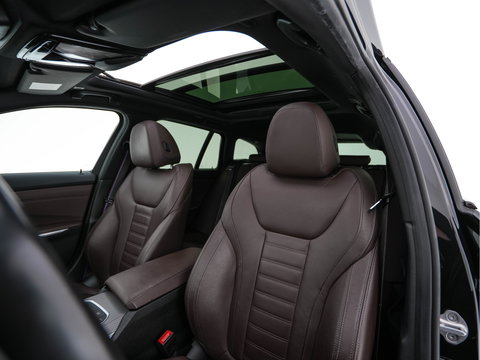 BMW 3 Serie Touring 330e eDrive M-Sportpack Edition (Plug-In) (INCL-BTW) *PANO | LEATHER | HEAD-UP | ADAPTIVE-CRUISE | FULL-LED | KEYLESS | DIGI-COCKPIT | HEATED-SPORTSEATS | CAMERA | HIFI-SOUND | PRIVACYGLASS | DAB+ | SHIFTPADDLES | NAVI-FULLMAP | 19"A
