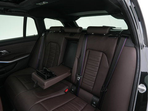 BMW 3 Serie Touring 330e eDrive M-Sportpack Edition (Plug-In) (INCL-BTW) *PANO | LEATHER | HEAD-UP | ADAPTIVE-CRUISE | FULL-LED | KEYLESS | DIGI-COCKPIT | HEATED-SPORTSEATS | CAMERA | HIFI-SOUND | PRIVACYGLASS | DAB+ | SHIFTPADDLES | NAVI-FULLMAP | 19"A