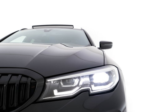 BMW 3 Serie Touring 330e eDrive M-Sportpack Edition (Plug-In) (INCL-BTW) *PANO | LEATHER | HEAD-UP | ADAPTIVE-CRUISE | FULL-LED | KEYLESS | DIGI-COCKPIT | HEATED-SPORTSEATS | CAMERA | HIFI-SOUND | PRIVACYGLASS | DAB+ | SHIFTPADDLES | NAVI-FULLMAP | 19"A