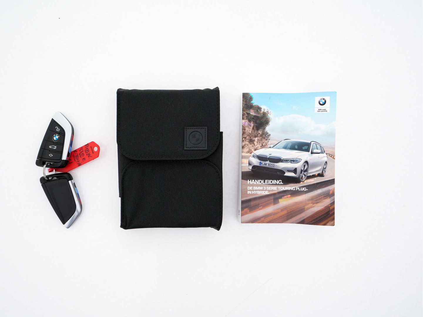 BMW 3 Serie Touring 330e eDrive M-Sportpack Edition (Plug-In) (INCL-BTW) *PANO | LEATHER | HEAD-UP | ADAPTIVE-CRUISE | FULL-LED | KEYLESS | DIGI-COCKPIT | HEATED-SPORTSEATS | CAMERA | HIFI-SOUND | PRIVACYGLASS | DAB+ | SHIFTPADDLES | NAVI-FULLMAP | 19"A