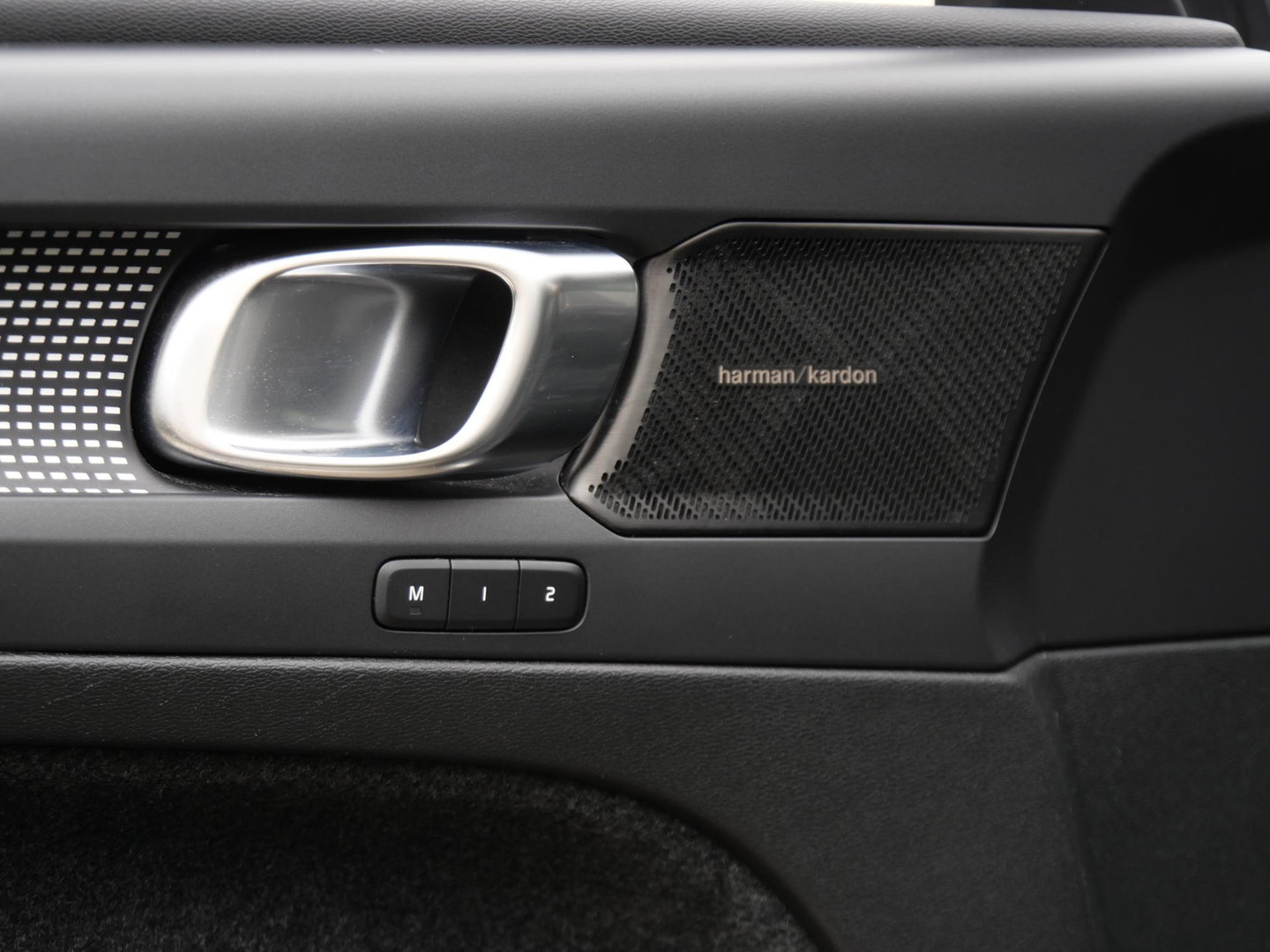 Volvo XC40 RECHARGE PRO/ PANORAMADAK/ 360°CAMERA/ TREKHAAK/ ELEKT. STOELEN/ H&K AUDIO/ SOH 94%