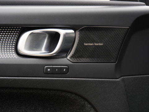 Volvo XC40 RECHARGE PRO/ PANORAMADAK/ 360°CAMERA/ TREKHAAK/ ELEKT. STOELEN/ H&K AUDIO
