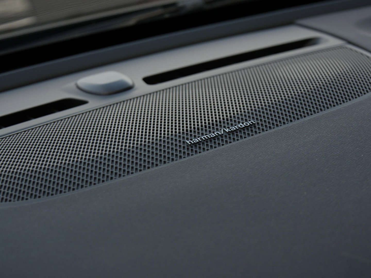 Volvo XC40 RECHARGE PRO/ PANORAMADAK/ 360°CAMERA/ TREKHAAK/ ELEKT. STOELEN/ H&K AUDIO/ SOH 94%