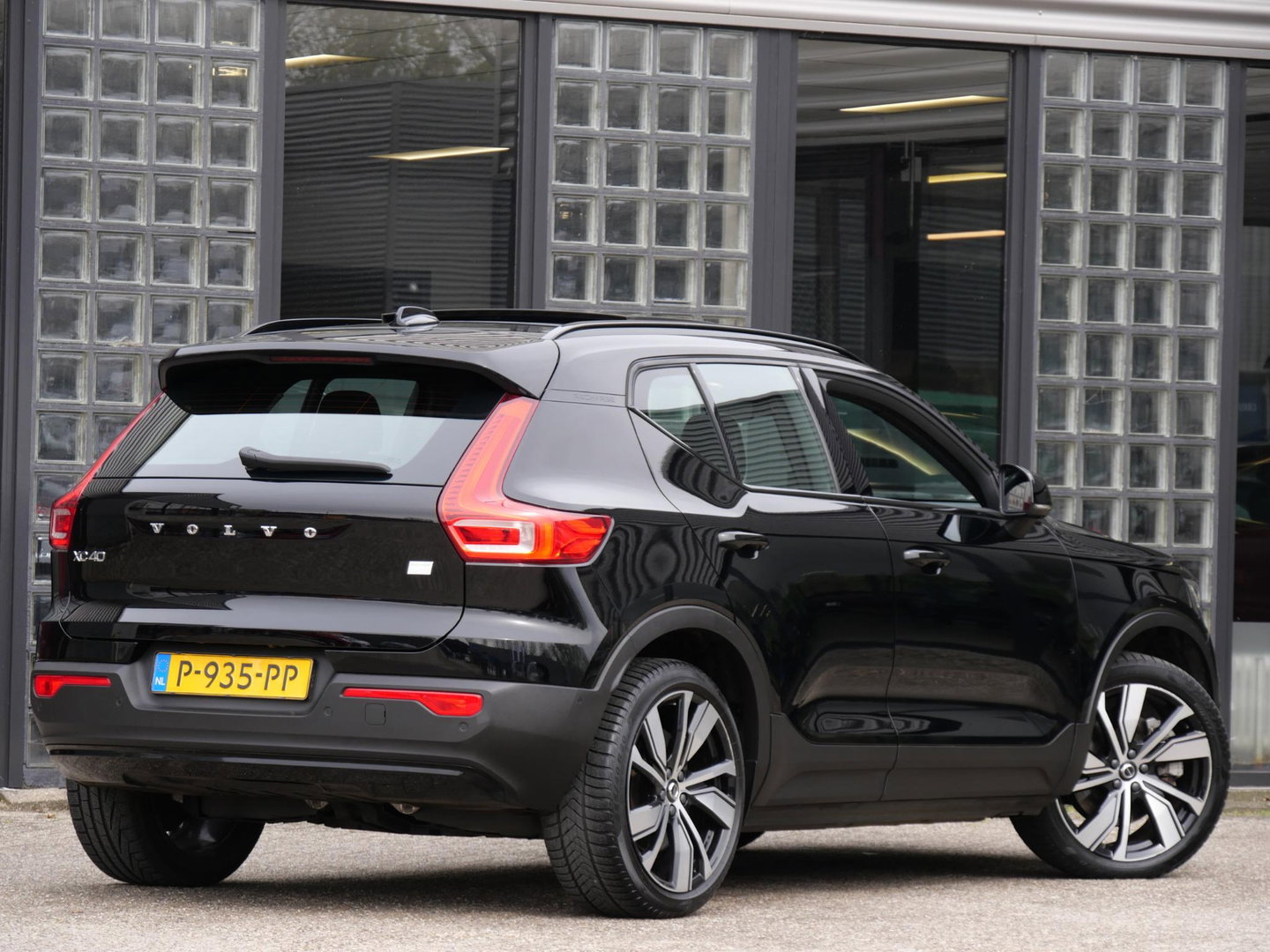 Volvo XC40 RECHARGE PRO/ PANORAMADAK/ 360°CAMERA/ TREKHAAK/ ELEKT. STOELEN/ H&K AUDIO/ SOH 94%