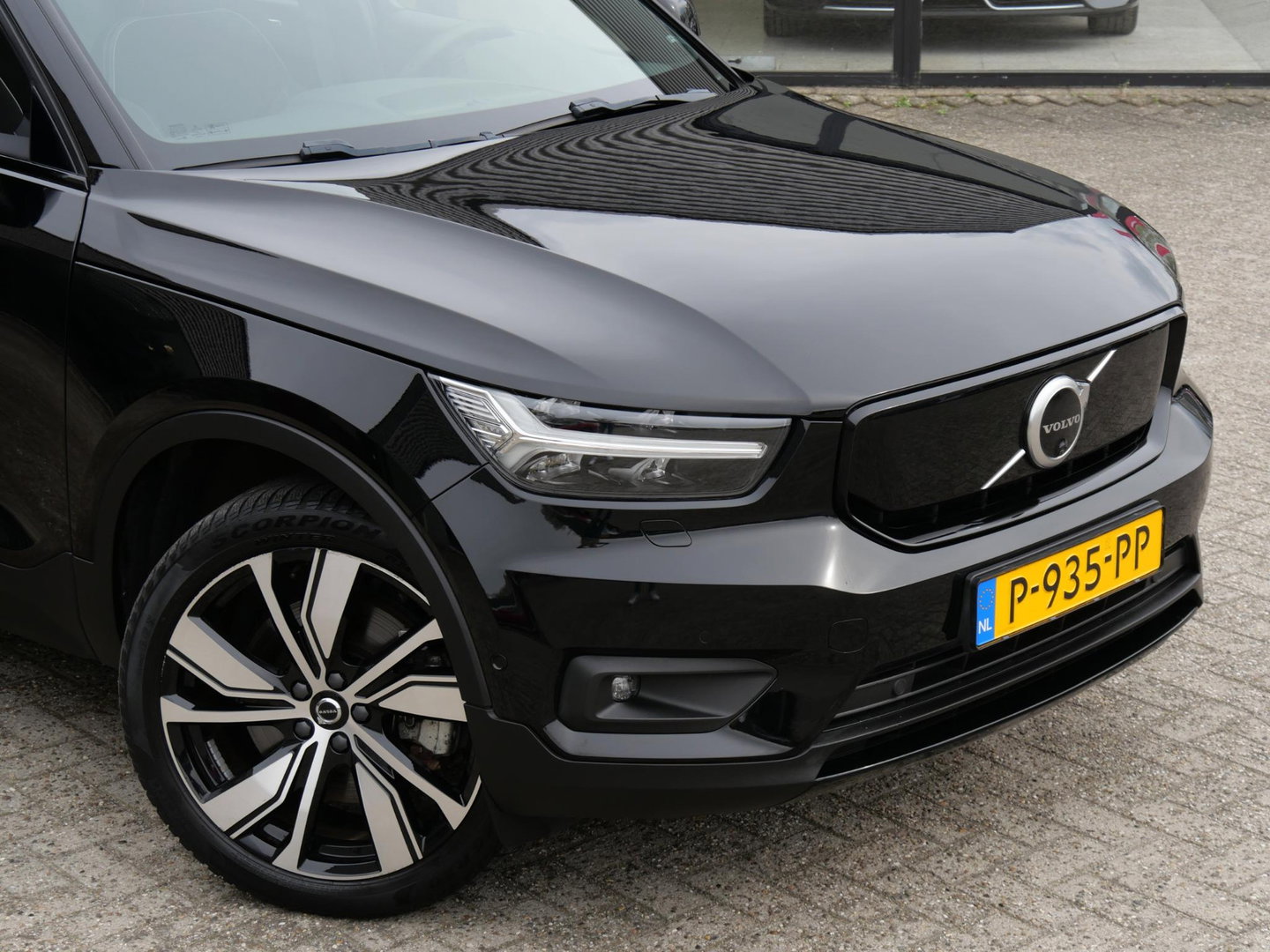 Volvo XC40 RECHARGE PRO/ PANORAMADAK/ 360°CAMERA/ TREKHAAK/ ELEKT. STOELEN/ H&K AUDIO/ SOH 94%