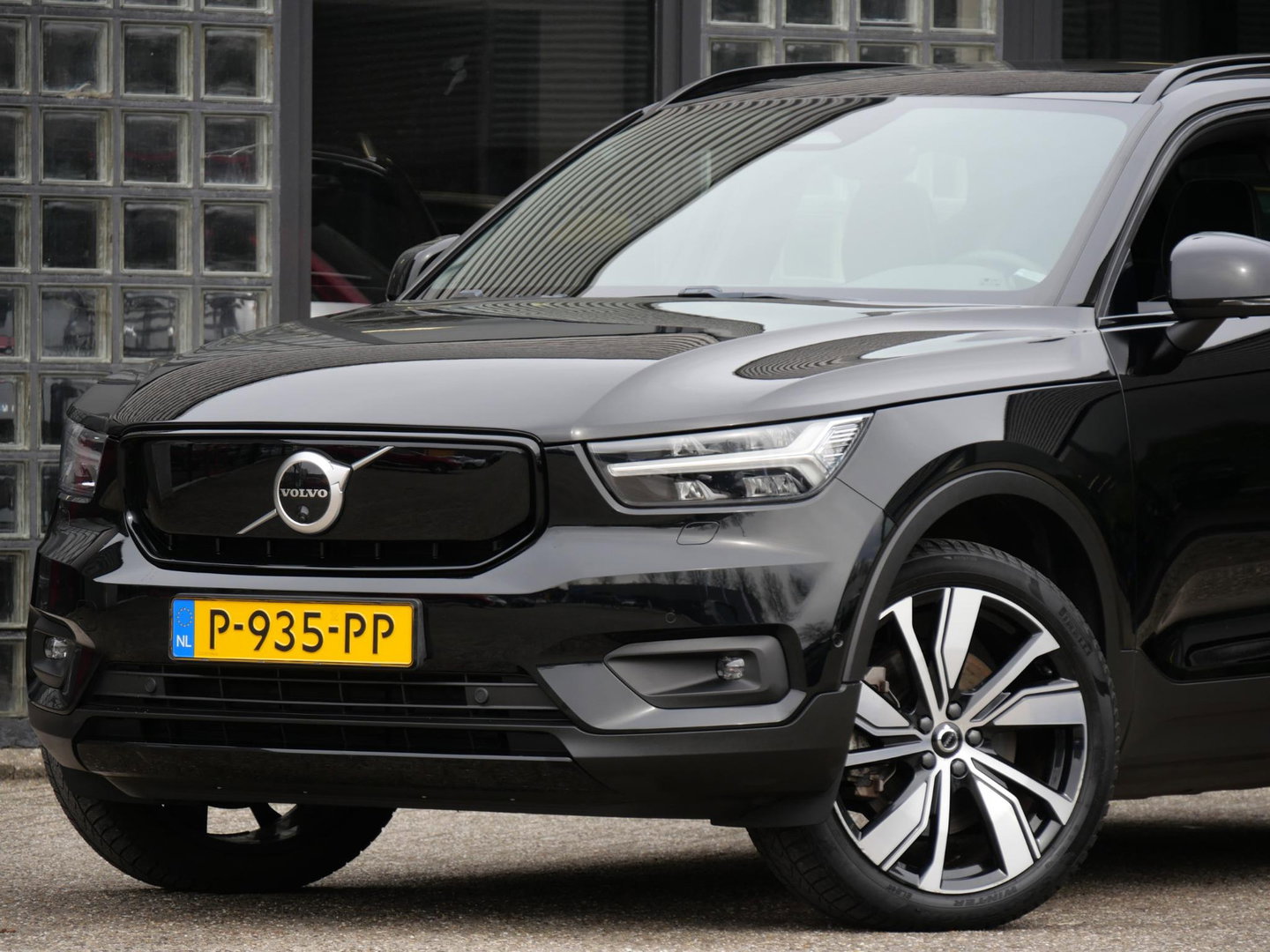 Volvo XC40 RECHARGE PRO/ PANORAMADAK/ 360°CAMERA/ TREKHAAK/ ELEKT. STOELEN/ H&K AUDIO