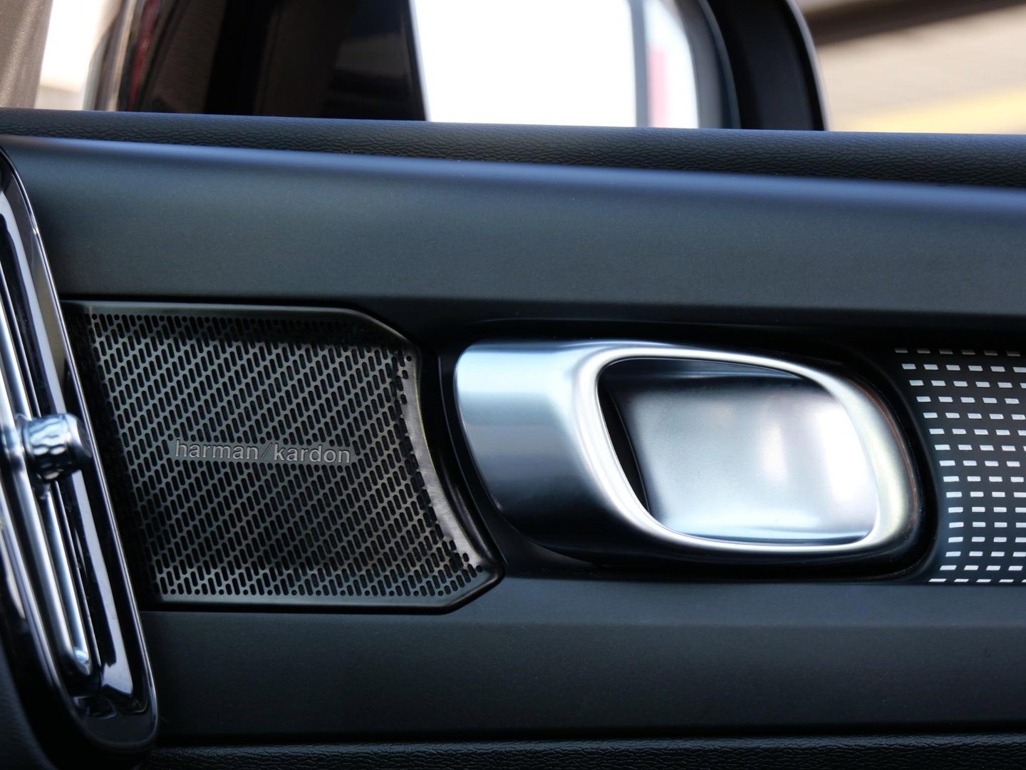 Volvo XC40 RECHARGE PRO/ PANORAMADAK/ 360°CAMERA/ TREKHAAK/ ELEKT. STOELEN/ H&K AUDIO/ SOH 94%