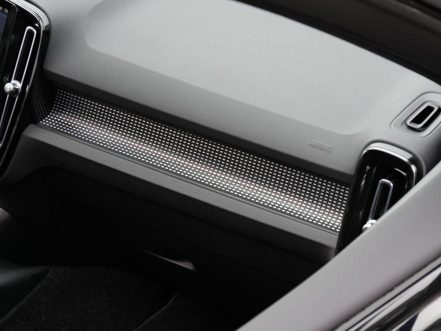 Volvo XC40 RECHARGE PRO/ PANORAMADAK/ 360°CAMERA/ TREKHAAK/ ELEKT. STOELEN/ H&K AUDIO