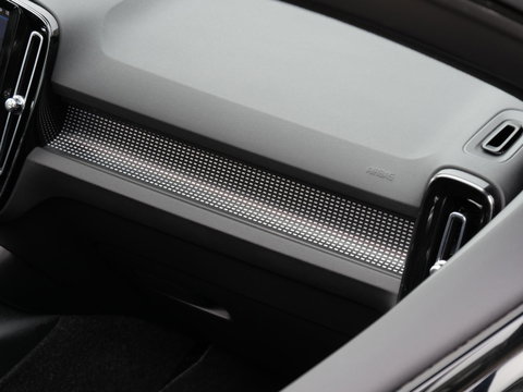 Volvo XC40 RECHARGE PRO/ PANORAMADAK/ 360°CAMERA/ TREKHAAK/ ELEKT. STOELEN/ H&K AUDIO