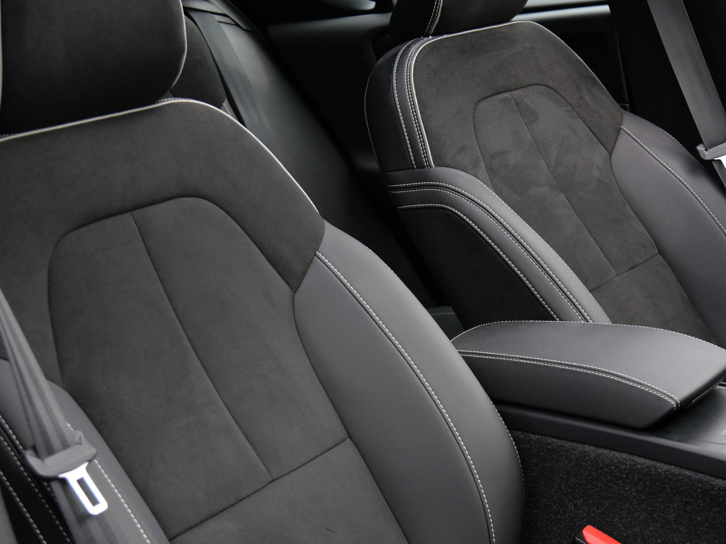 Volvo XC40 RECHARGE PRO/ PANORAMADAK/ 360°CAMERA/ TREKHAAK/ ELEKT. STOELEN/ H&K AUDIO/ SOH 94%