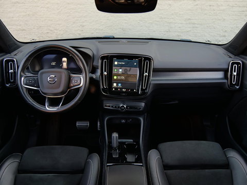 Volvo XC40 RECHARGE PRO/ PANORAMADAK/ 360°CAMERA/ TREKHAAK/ ELEKT. STOELEN/ H&K AUDIO