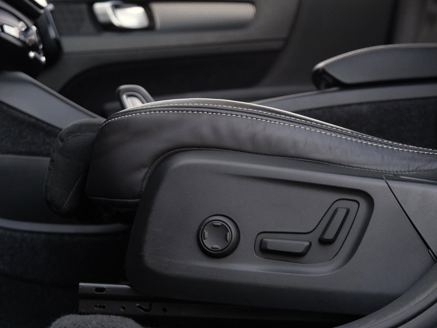 Volvo XC40 RECHARGE PRO/ PANORAMADAK/ 360°CAMERA/ TREKHAAK/ ELEKT. STOELEN/ H&K AUDIO/ SOH 94%