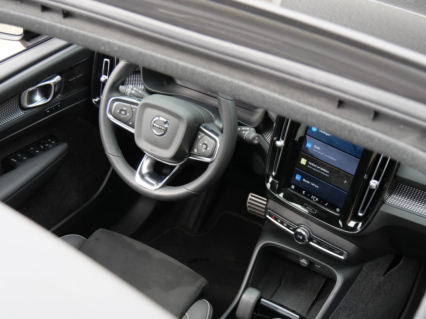 Volvo XC40 RECHARGE PRO/ PANORAMADAK/ 360°CAMERA/ TREKHAAK/ ELEKT. STOELEN/ H&K AUDIO