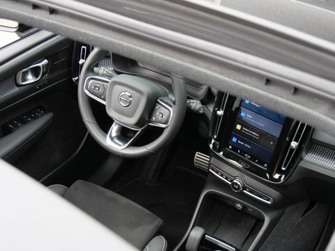 Volvo XC40 RECHARGE PRO/ PANORAMADAK/ 360°CAMERA/ TREKHAAK/ ELEKT. STOELEN/ H&K AUDIO