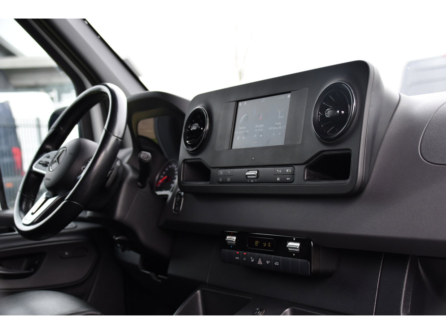 Mercedes-Benz Sprinter 516 2.2 CDI L2H1 DC PB Edition N1! Camera, Cruise, Carplay, 3500kg Trekhaak, Stoelverwarming, 164pk, geveerde stoel, Uniek!