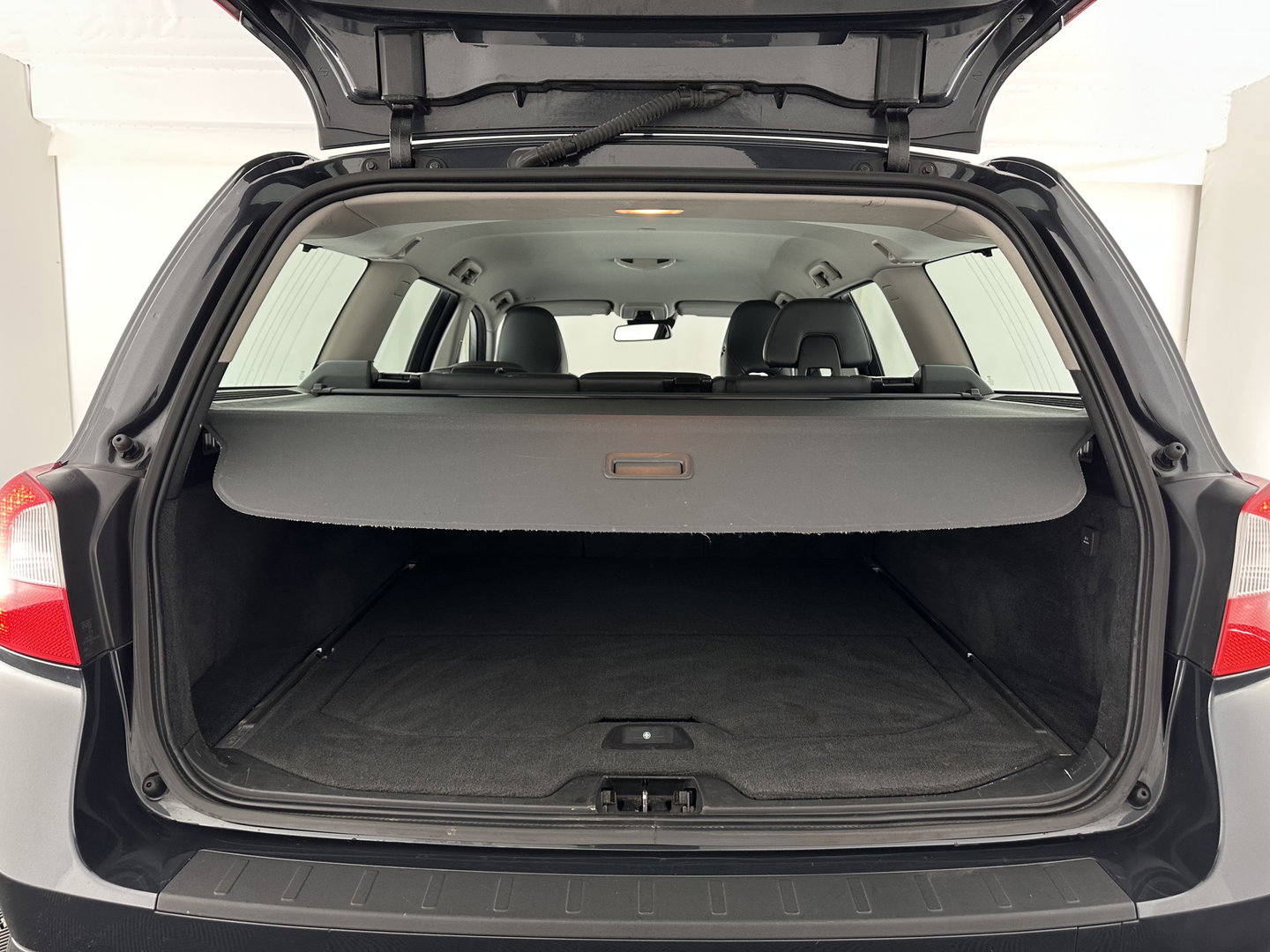 Volvo V70 1.6 T4 Limited Edition Aut. *LEATHER | XENON | NAVI-FULLMAP | HEATED-COMFORTSEATS | ECC | PDC | CRUISE | 17''ALU*