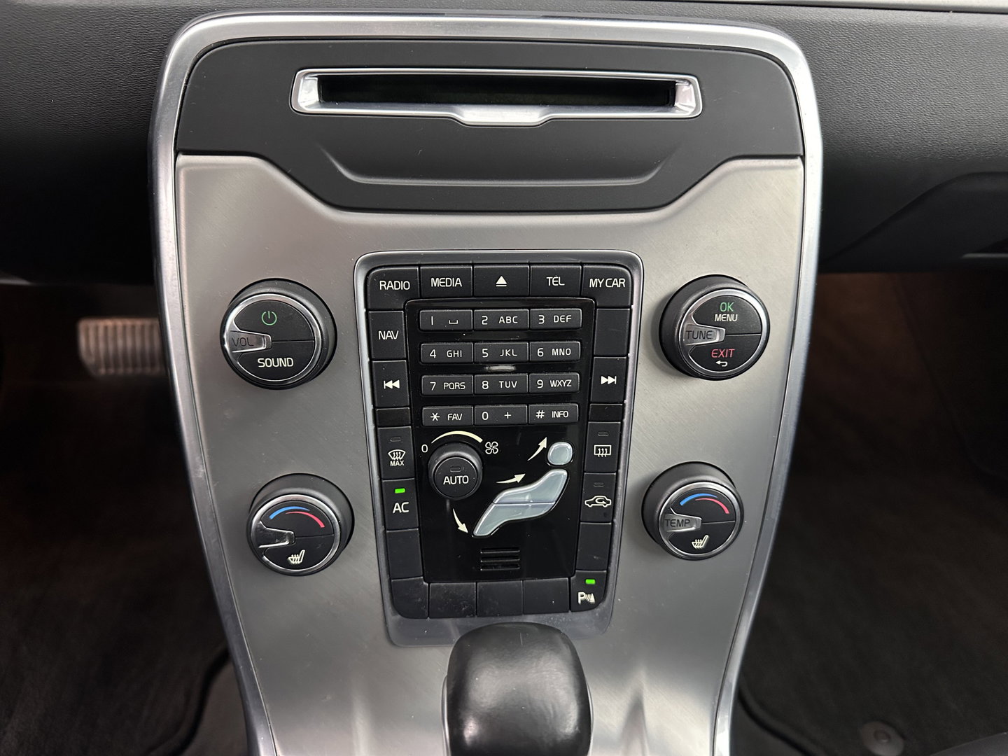 Volvo V70 1.6 T4 Limited Edition Aut. *LEATHER | XENON | NAVI-FULLMAP | HEATED-COMFORTSEATS | ECC | PDC | CRUISE | 17''ALU*