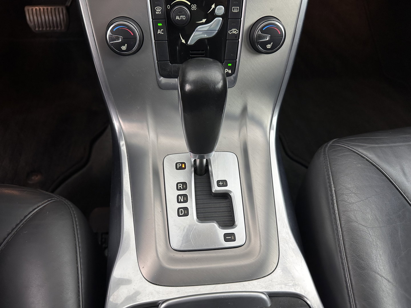 Volvo V70 1.6 T4 Limited Edition Aut. *LEATHER | XENON | NAVI-FULLMAP | HEATED-COMFORTSEATS | ECC | PDC | CRUISE | 17''ALU*